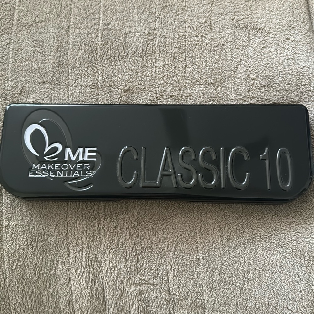 CLASSIC 10 MAKEOVER ESSENTIALS PALETTE
